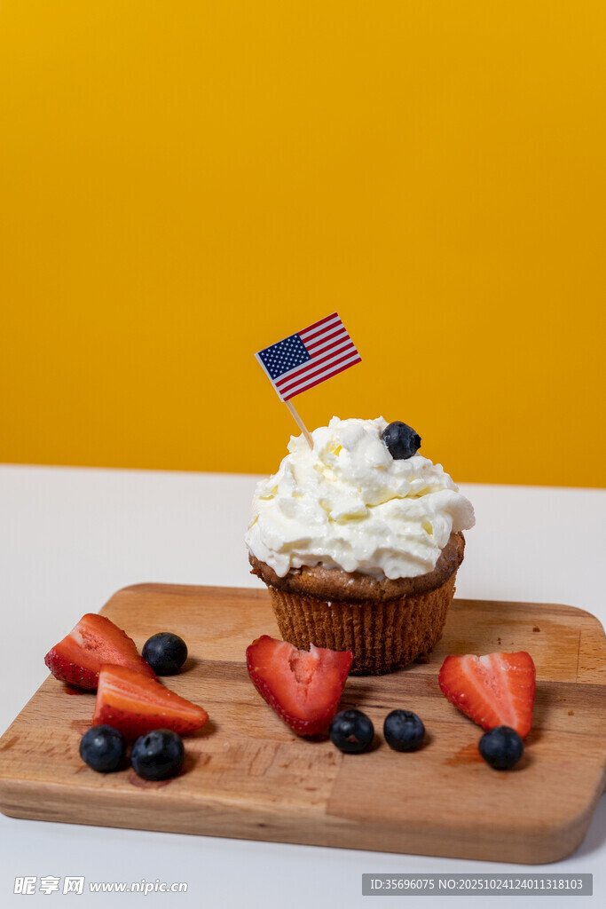 美味纸杯蛋糕配新鲜浆果