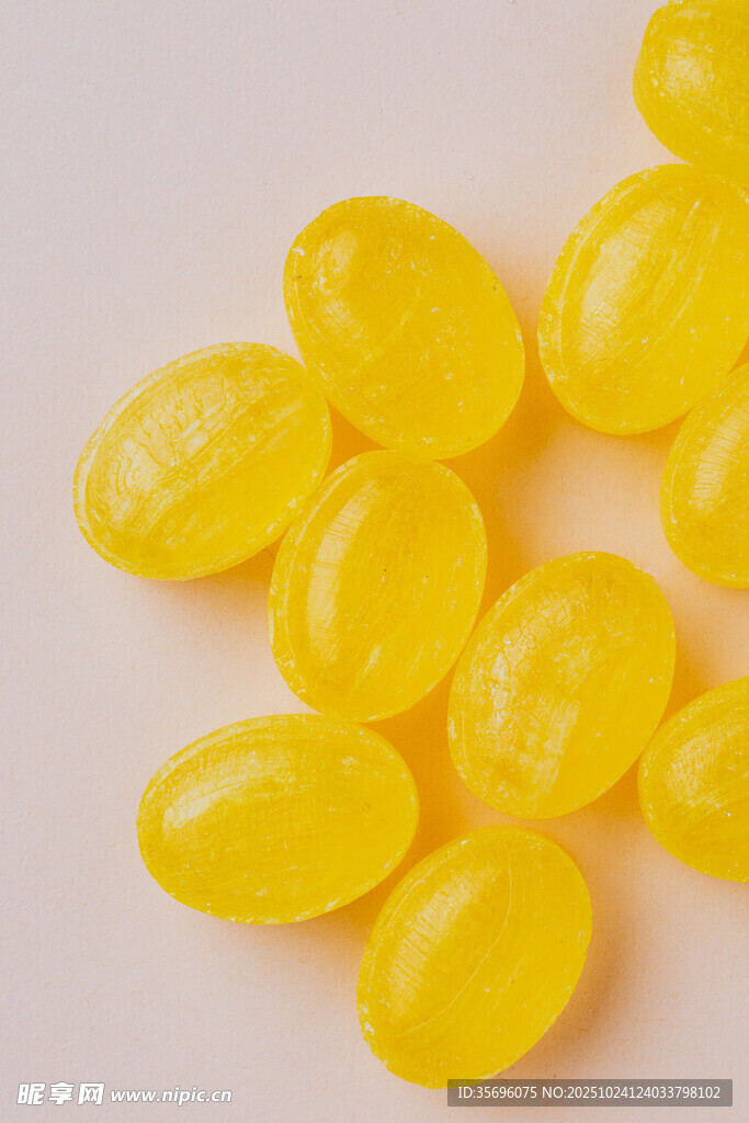 黄色椭圆形糖果散落