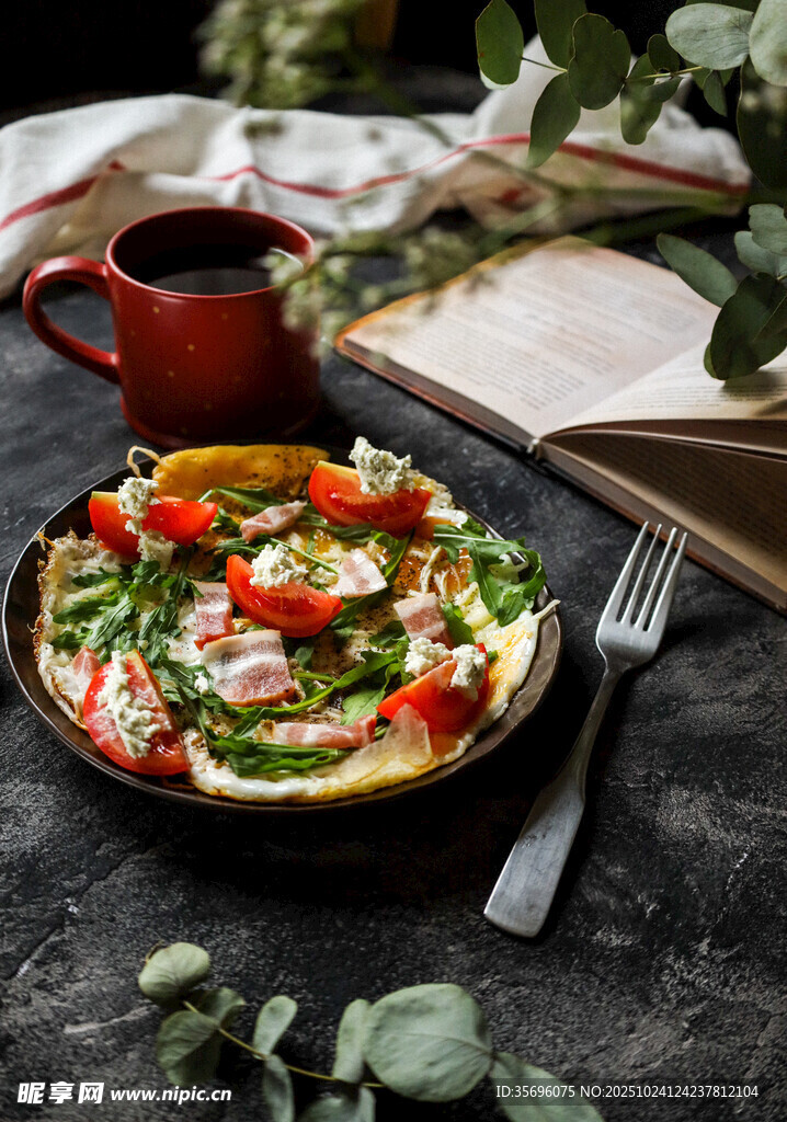 美味蔬菜沙拉搭配热饮