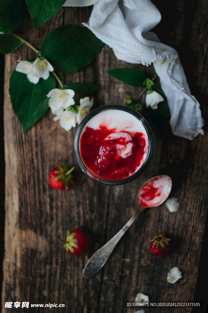 木桌上的草莓酸奶甜点