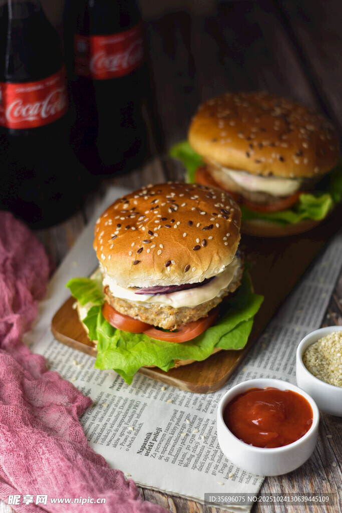 美味汉堡搭配酱料与可乐