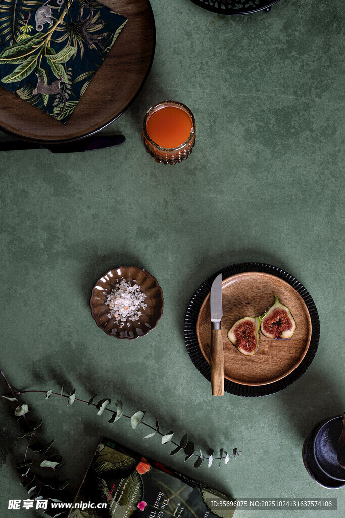 精致茶点与茶具的优雅组合