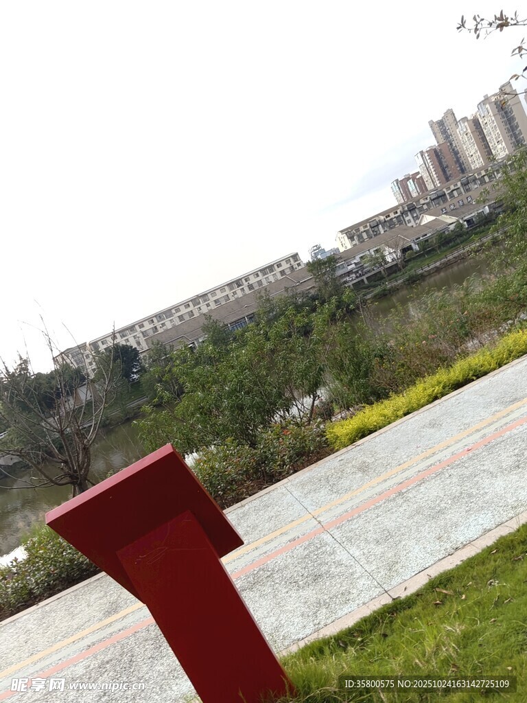 红色雕塑与城市景观