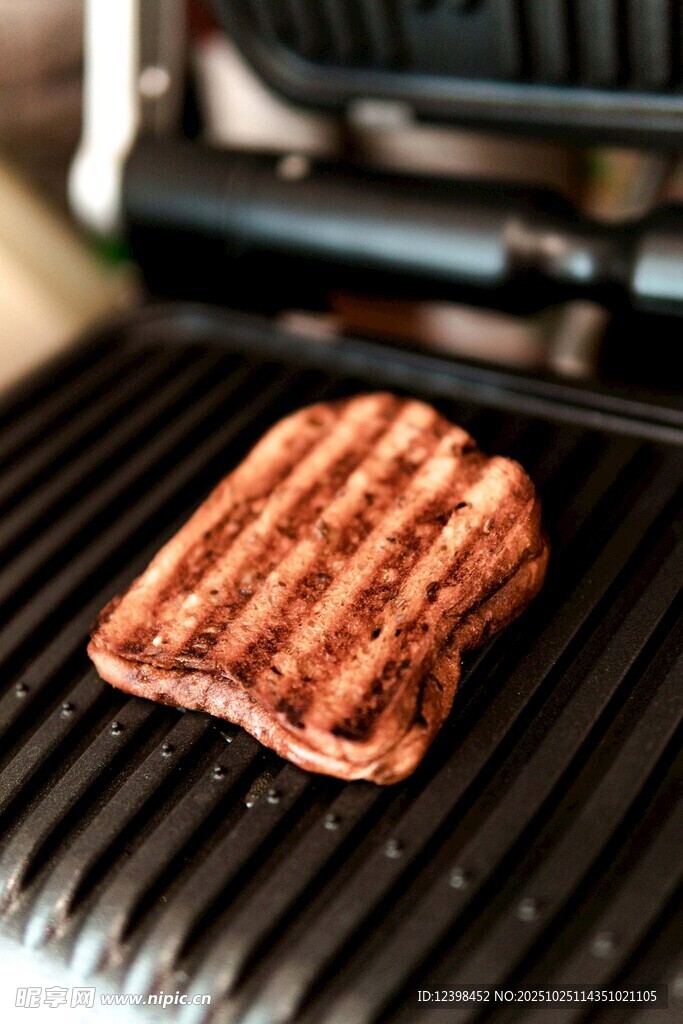 烤架上的美味牛排