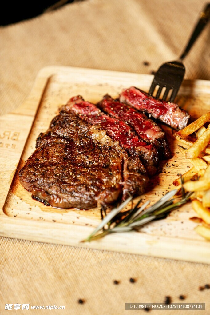 美味牛排配薯条摆盘