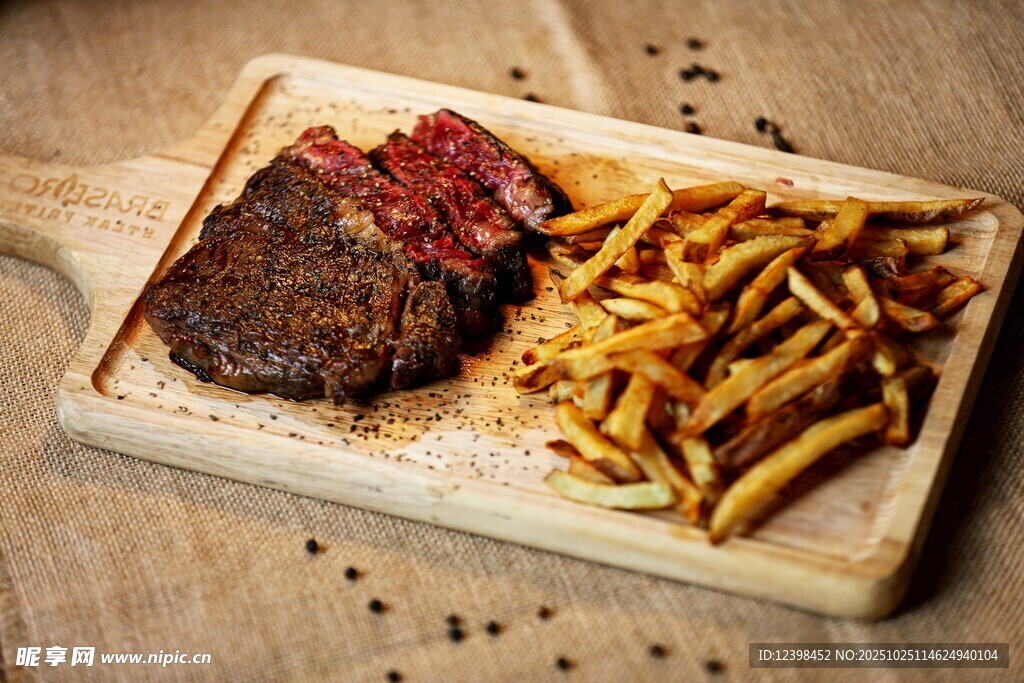 牛排配薯条美食拼盘