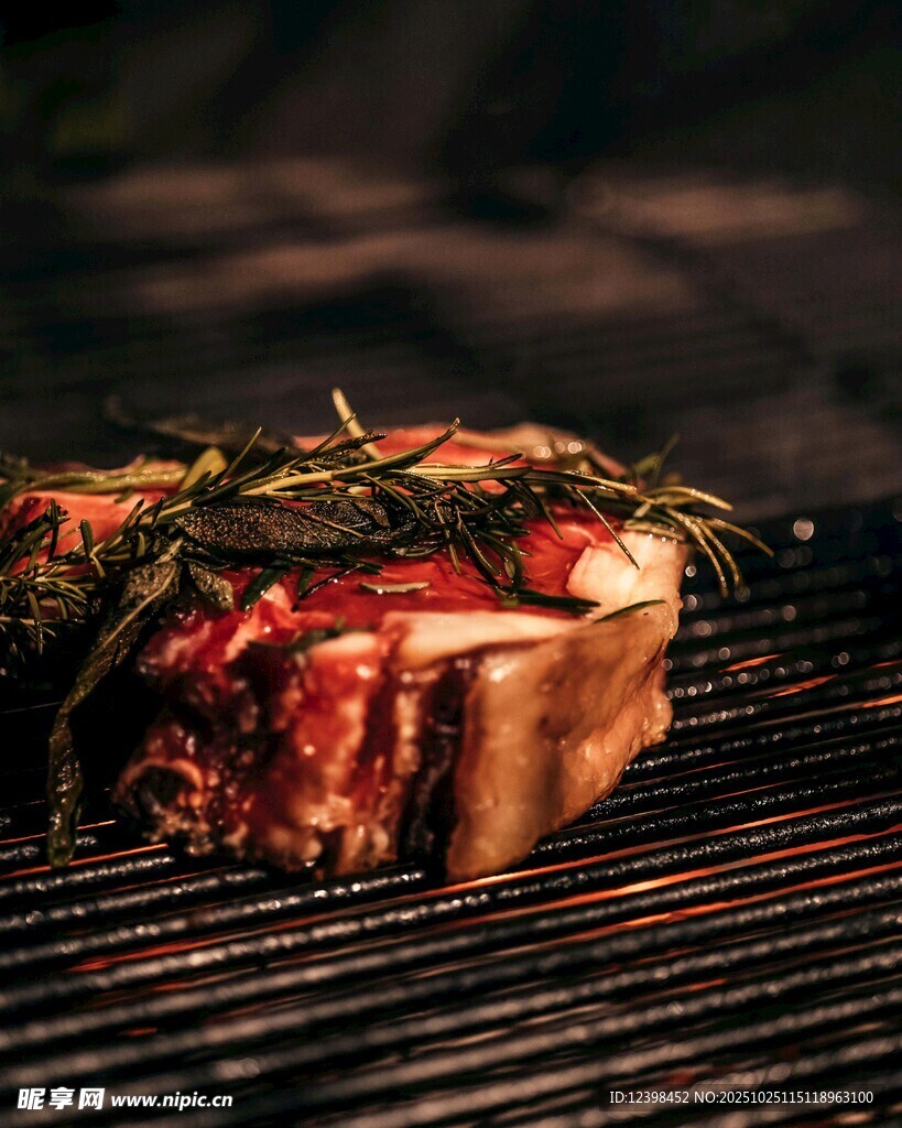 烤架上的美味迷迭香牛排