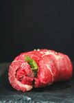 生牛肉卷配翠绿香草
