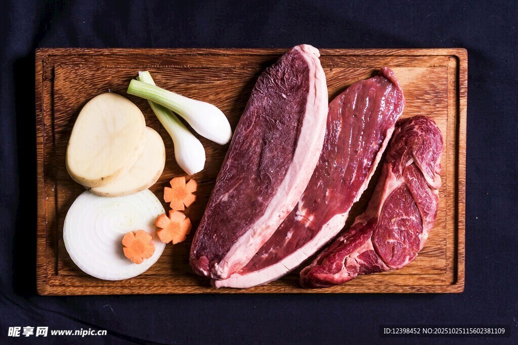 新鲜肉类及配菜食材组合