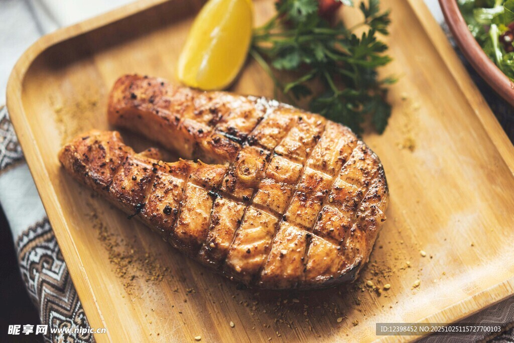 香煎牛排配新鲜蔬菜