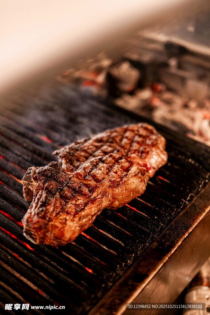 烤架上的美味牛排