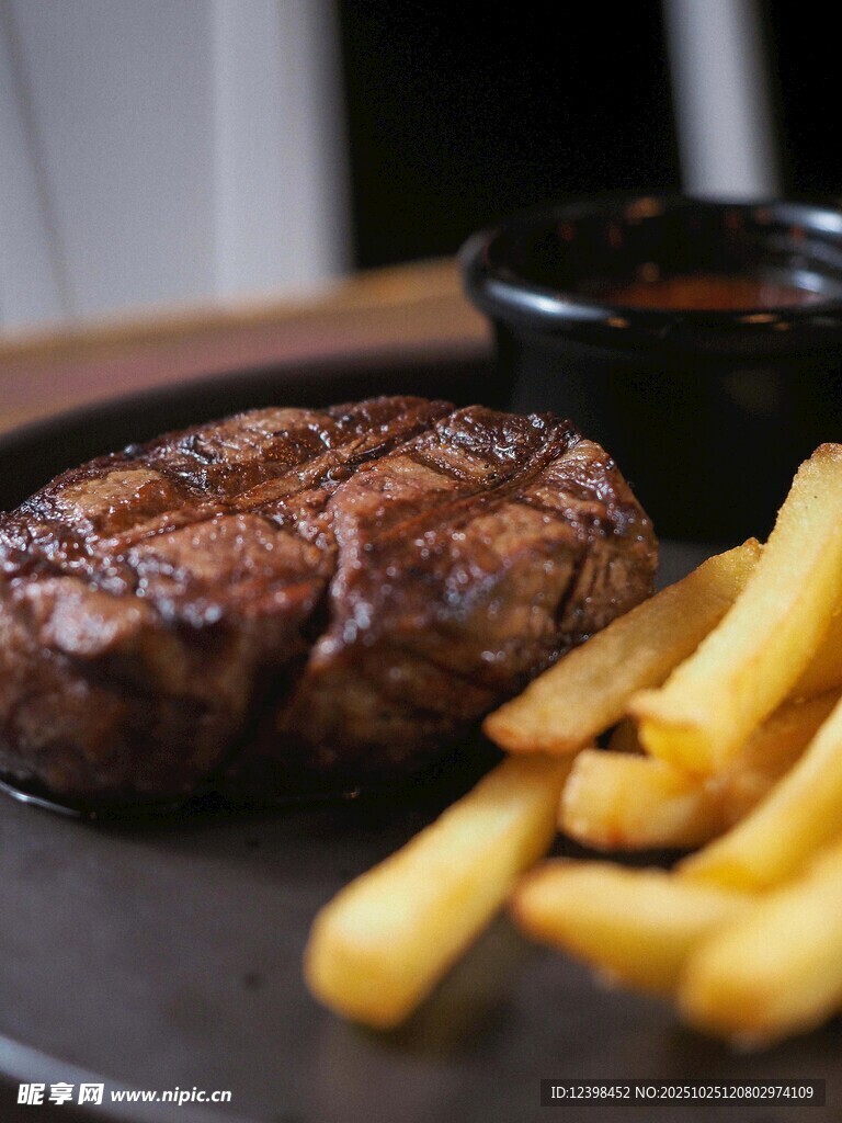 美味牛排配金黄薯条