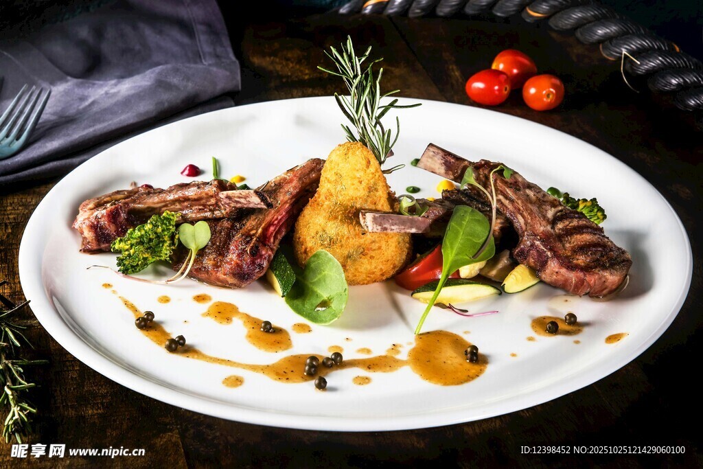 精致摆盘的美味牛排料理