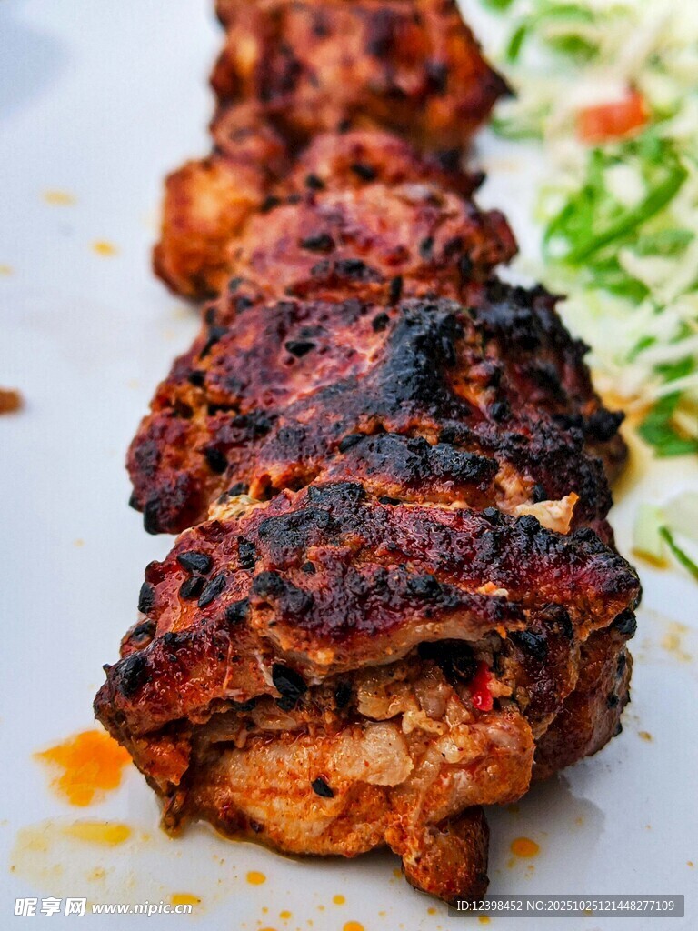 烤鸡肉串配清新蔬菜