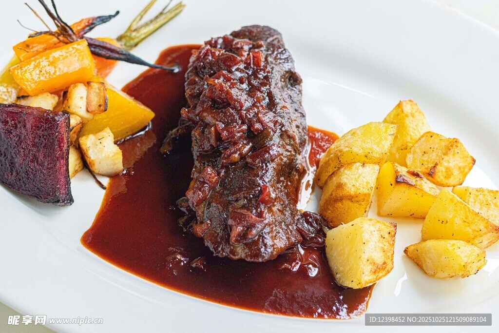 美味牛排配烤蔬菜