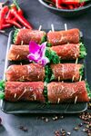 美味牛肉卷摆盘精致诱人