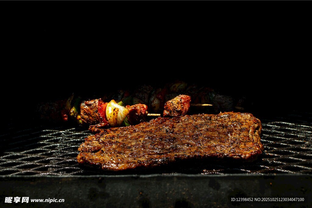 烤架上的美味牛排