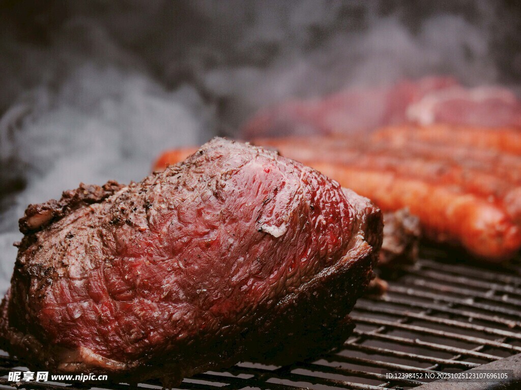 烤架上的美味牛排