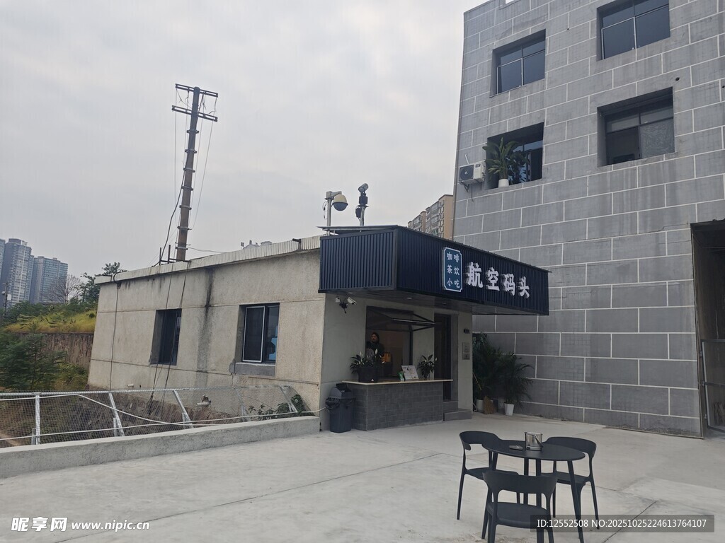 户外休闲处的建筑与桌椅