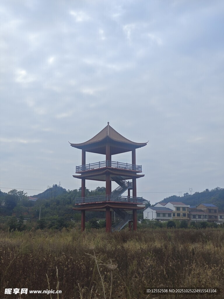 田野中的多层古亭