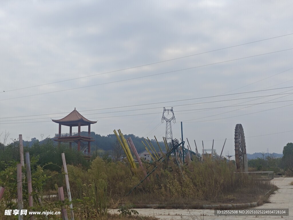 乡村路旁的古朴凉亭