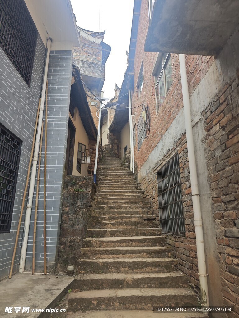 狭窄小巷中的古朴石阶