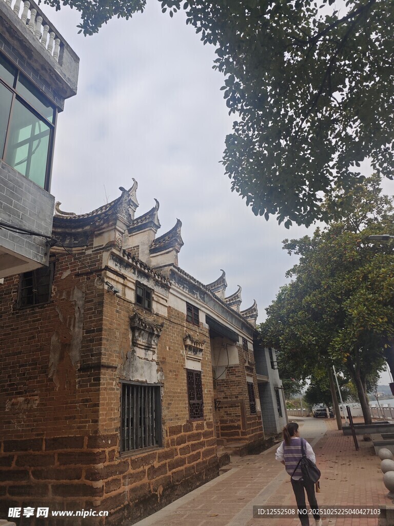 古建街道行人漫步