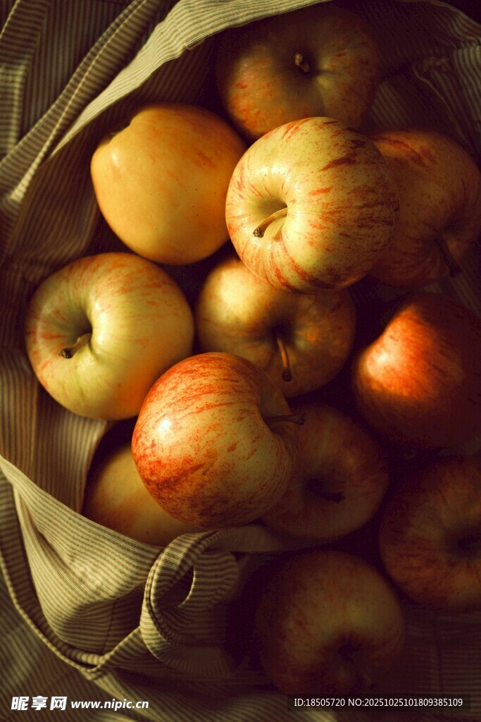 袋中饱满色泽诱人的苹果