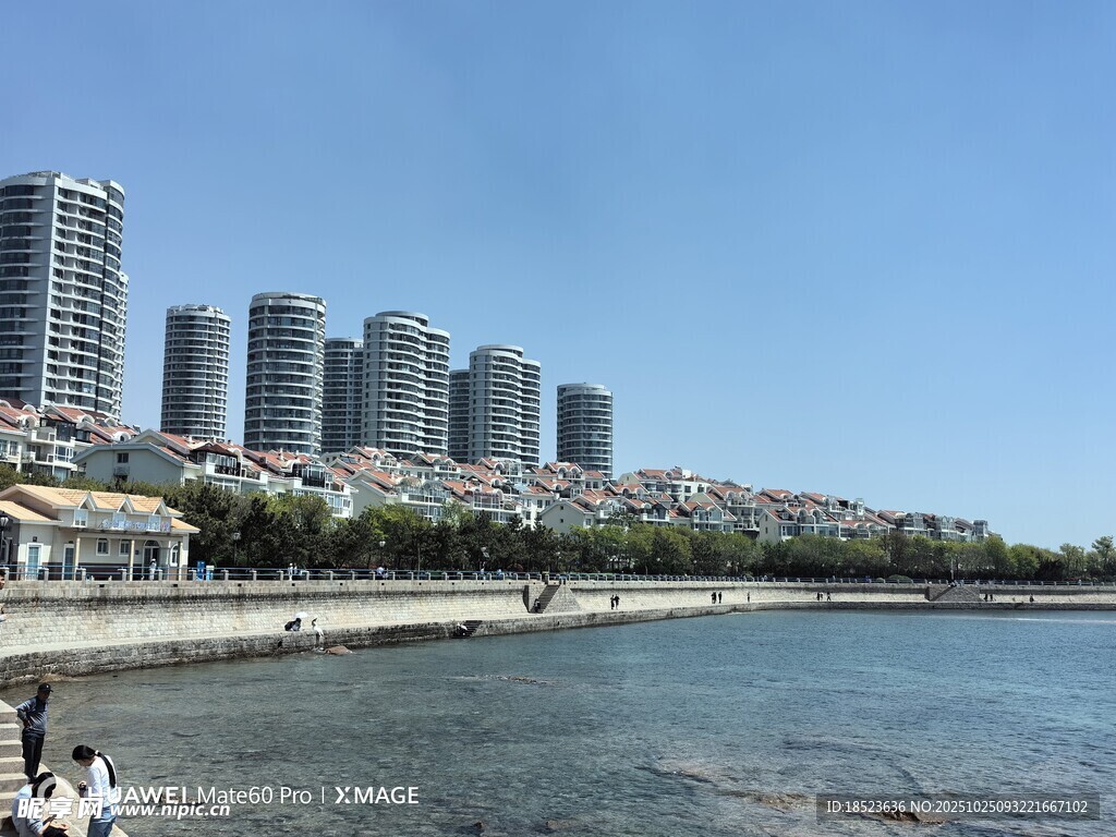 海滨城市高楼与美丽海景