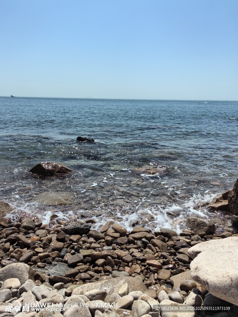 海边碎石海浪轻拍之景