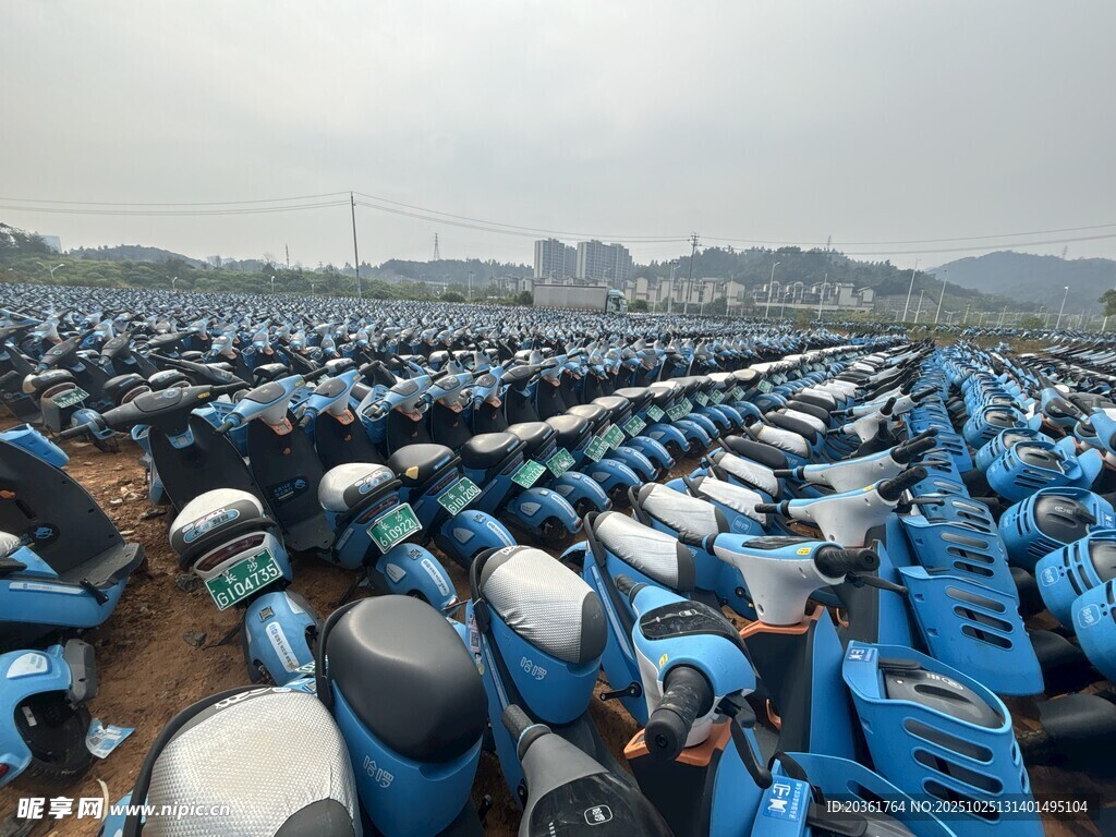 大量蓝色电动车停放场景