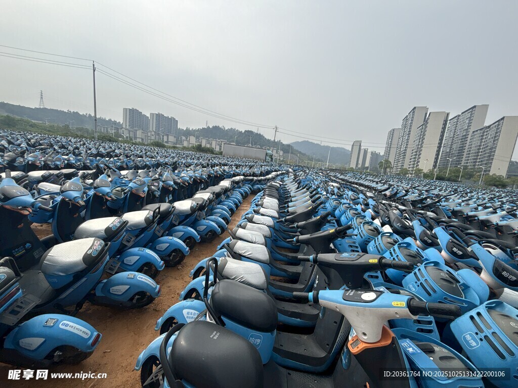 海量蓝色电动车整齐停放