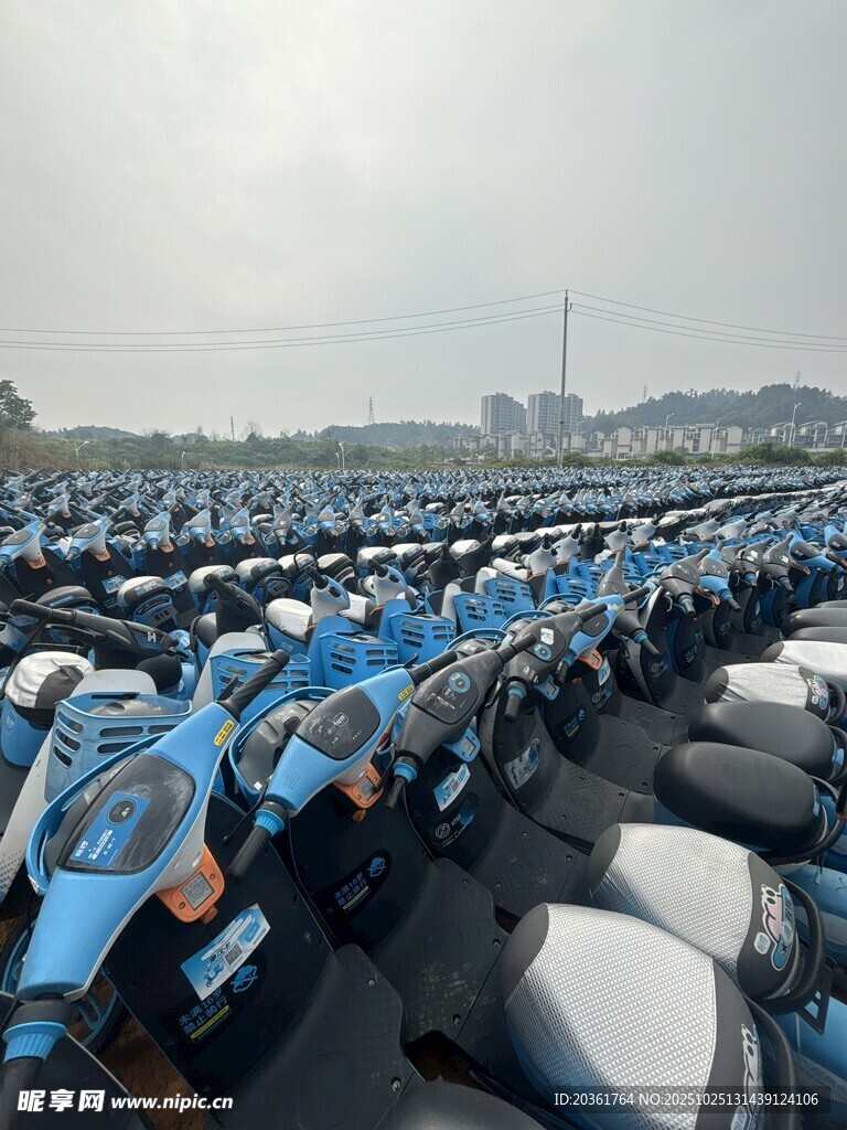 整齐停放的海量蓝色电动车