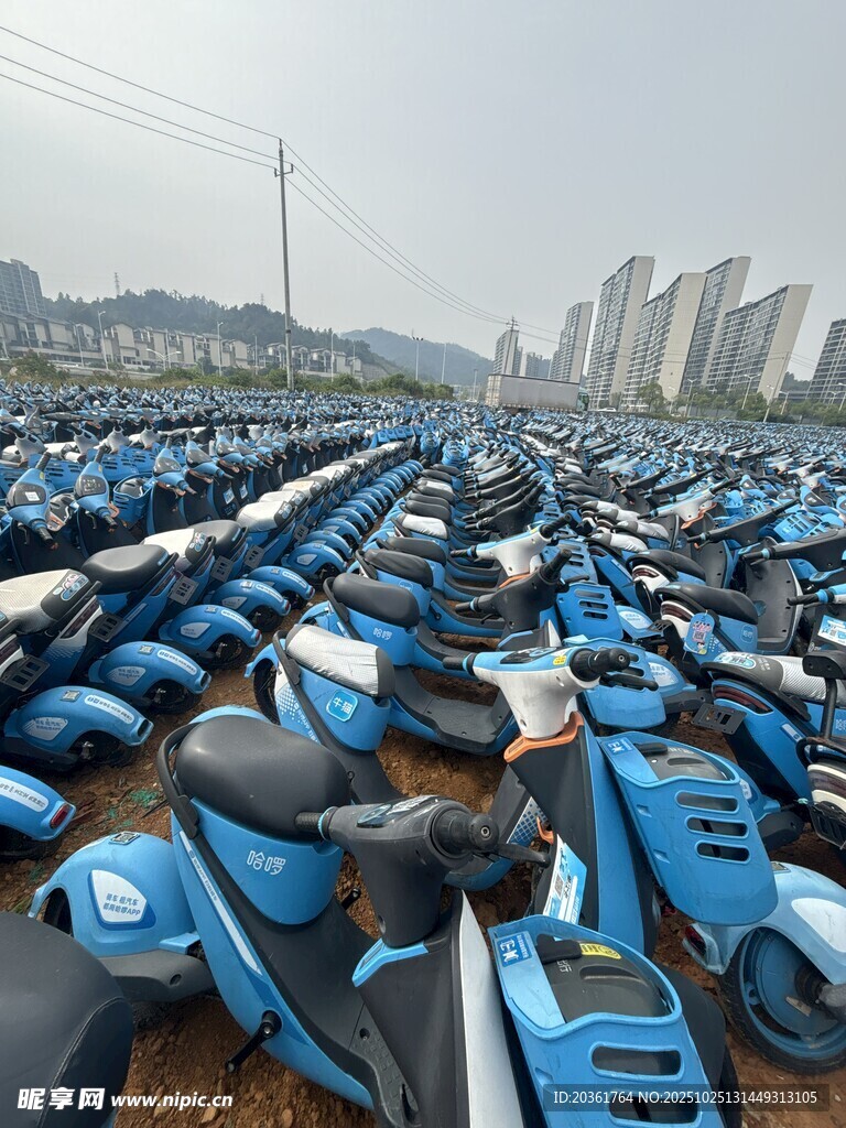 海量蓝色电动车整齐停放