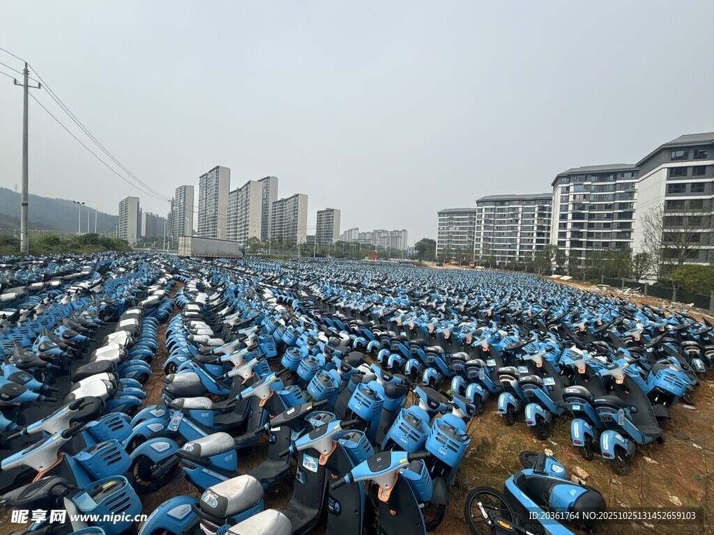 海量蓝色电动车停放场景