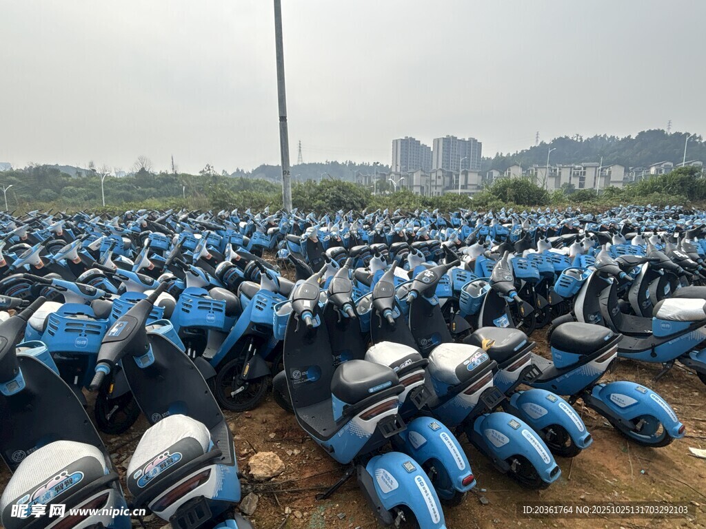 大量电动车整齐停放场景