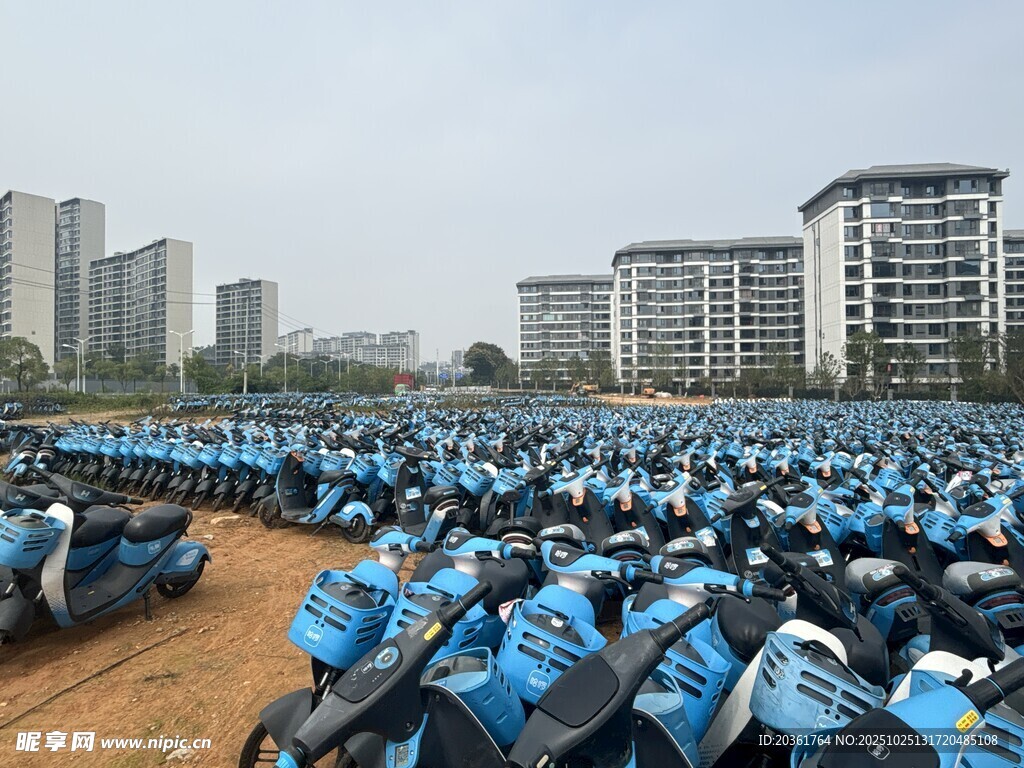 海量蓝色电动车停放场景