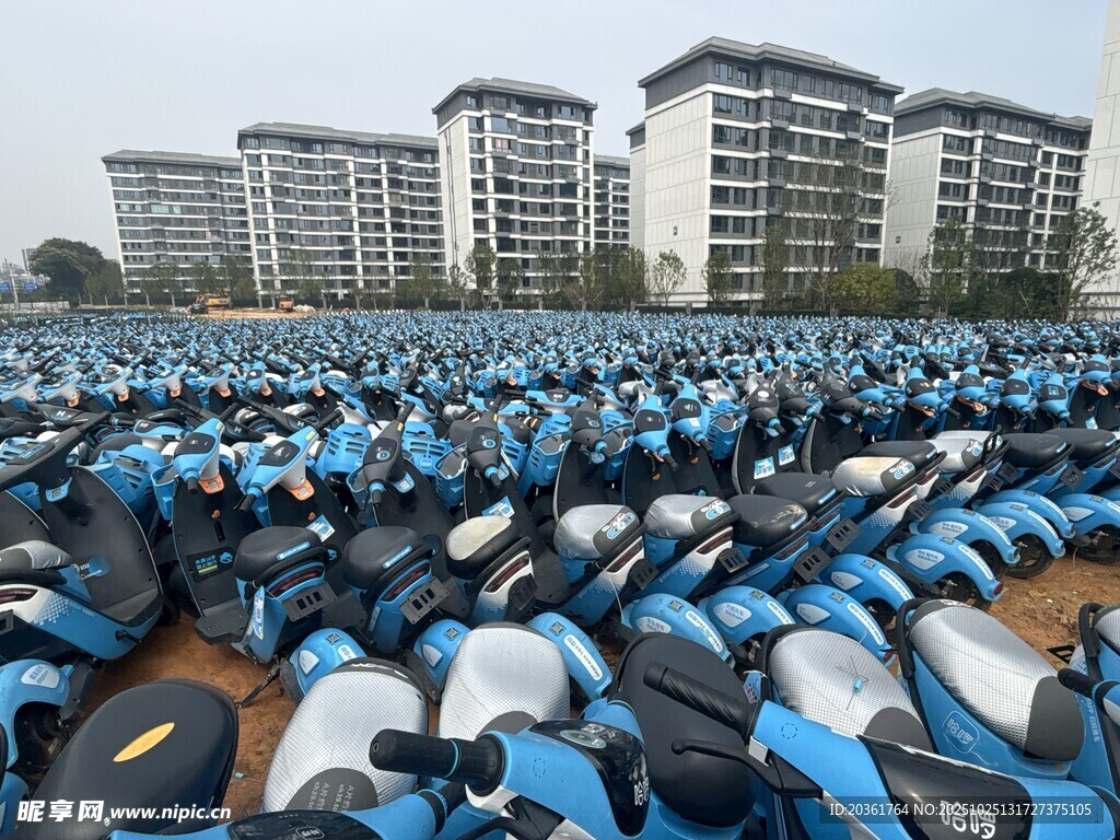 整齐停放的大批电动摩托车