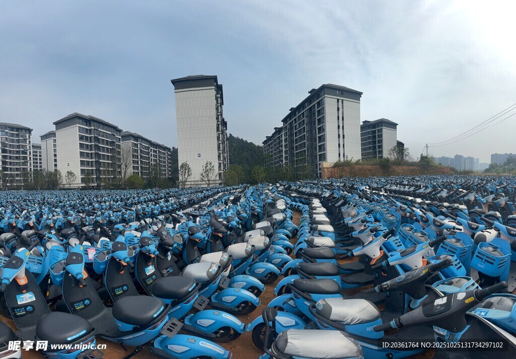 电动车大军停放壮观场景