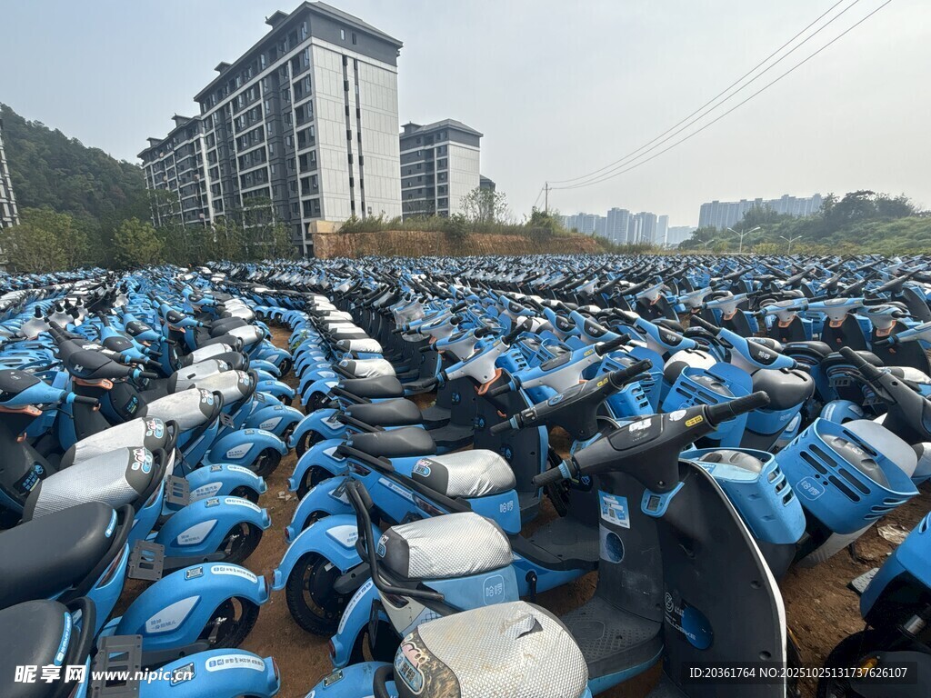 大量电动车整齐停放场景