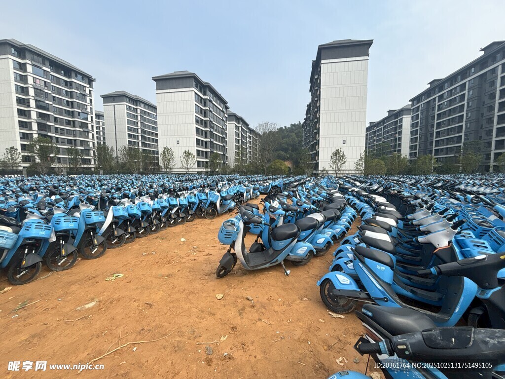 户外大量蓝色电动车停放场景