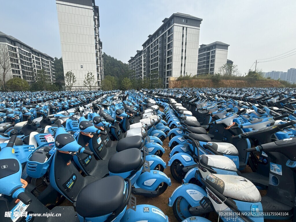 大量电动车整齐停放场景