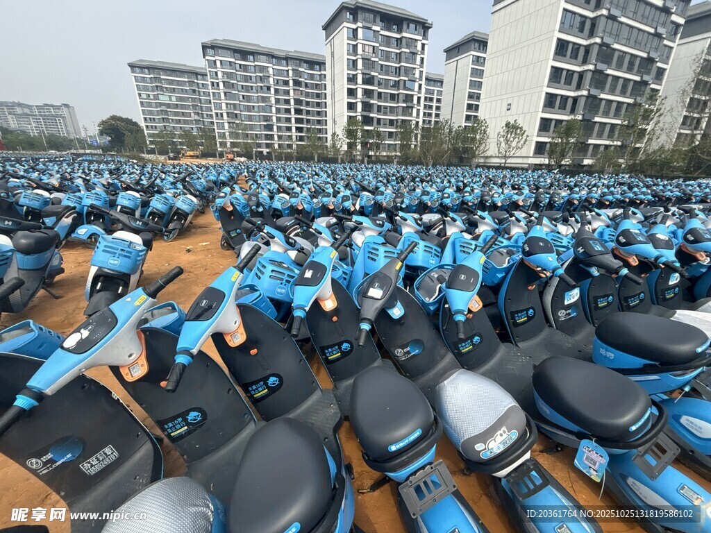 大型摩托车队整齐排列
