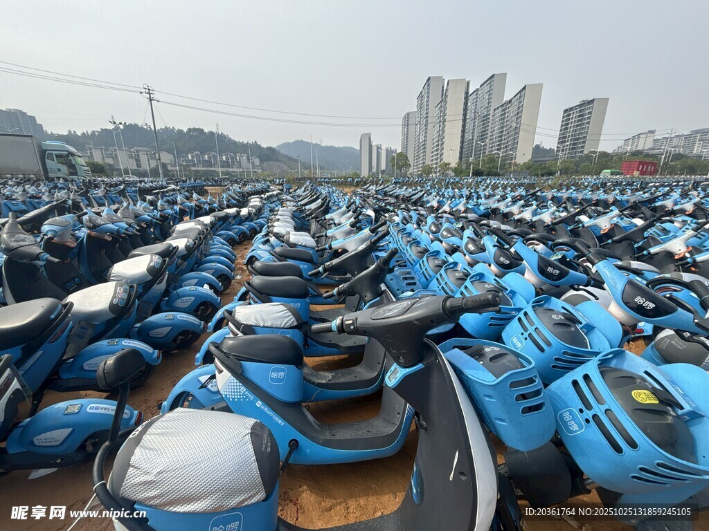 大量蓝色电动车停放场景