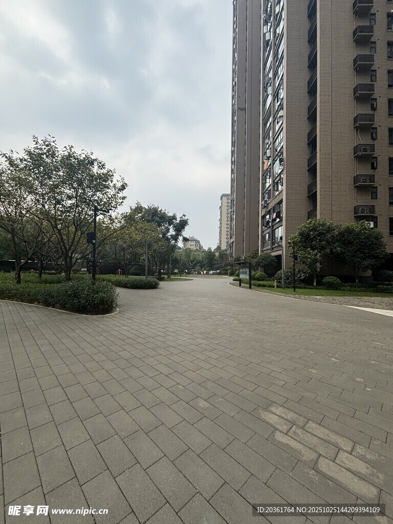 小区内开阔的休闲广场