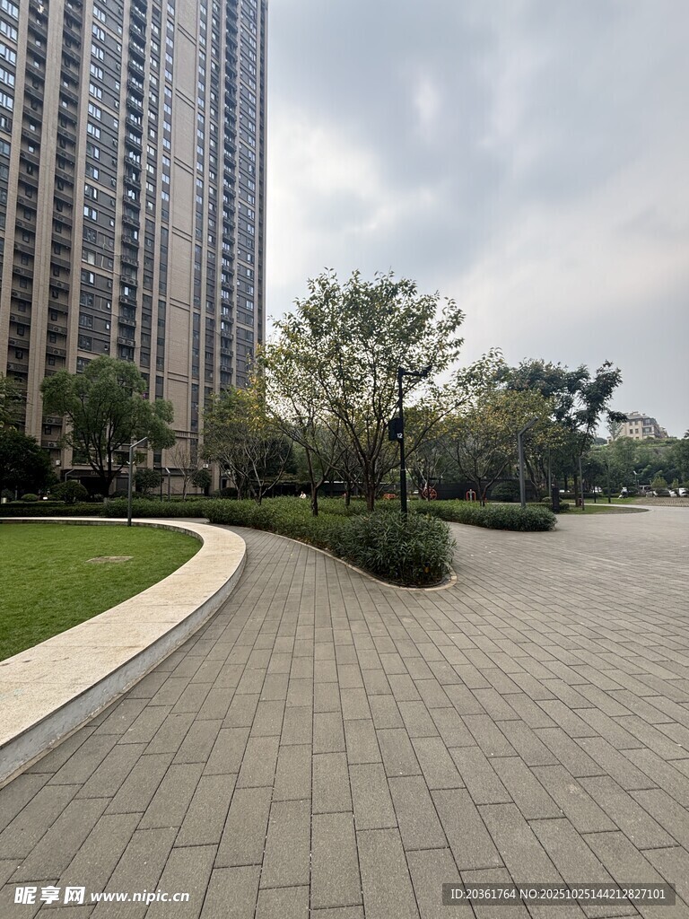 城市现代景观中的休闲步道