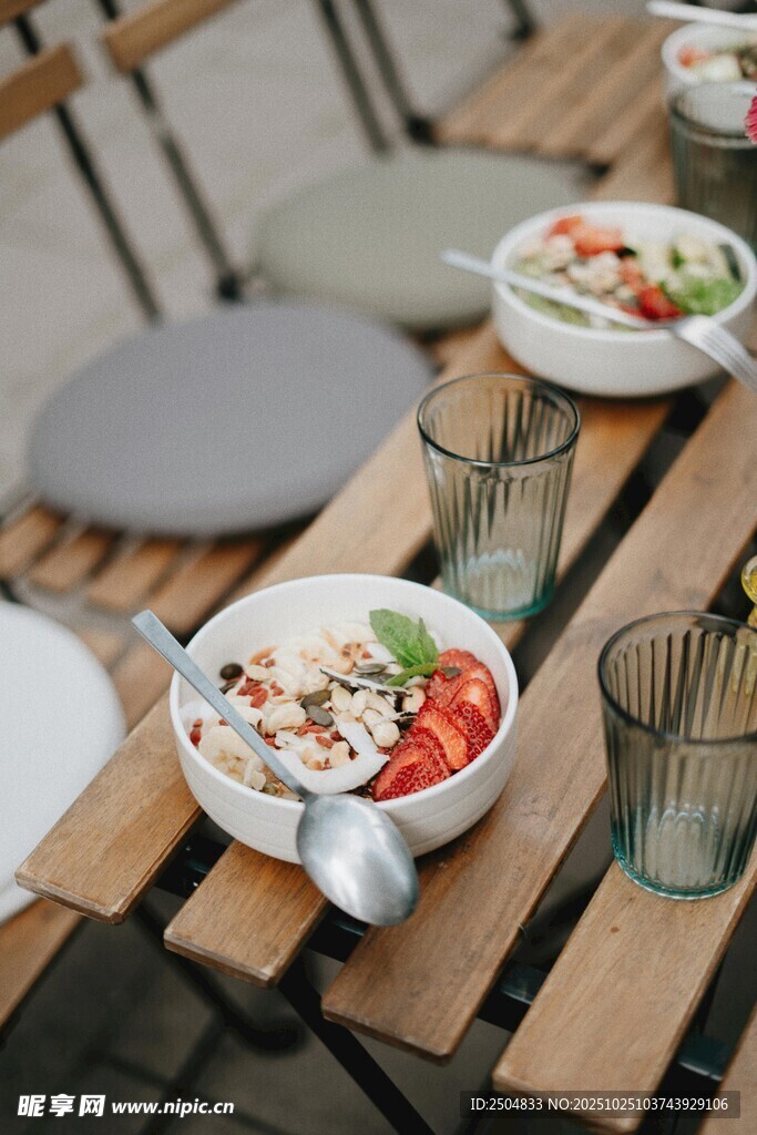 户外木质餐桌上的美味餐食