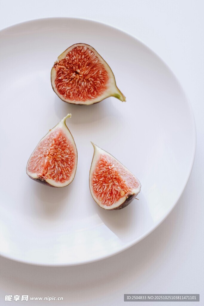 白色盘上的新鲜无花果