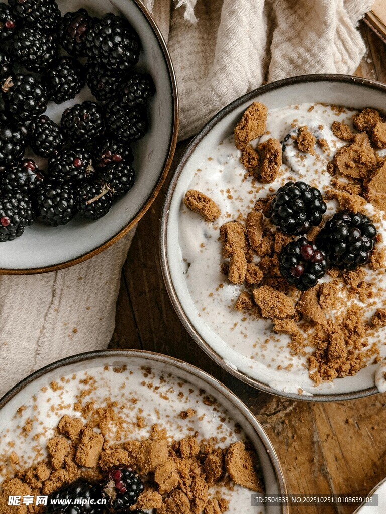 美味黑莓燕麦早餐组合