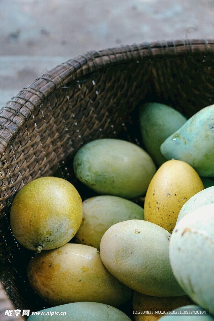 篮子里的多彩芒果